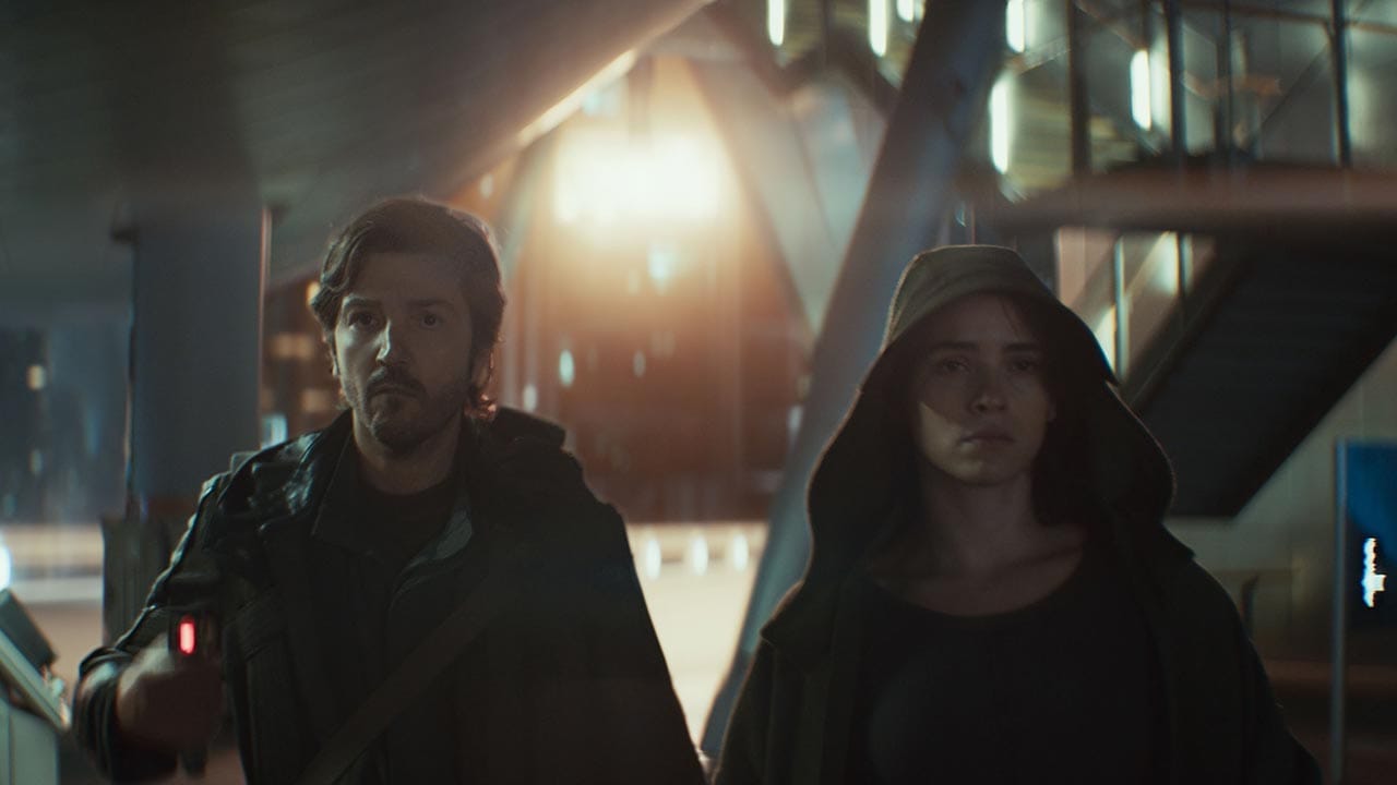 Diego Luna como Cassian Andor y Adria Arjona como Bix Caleen en la temporada 2 de Andor