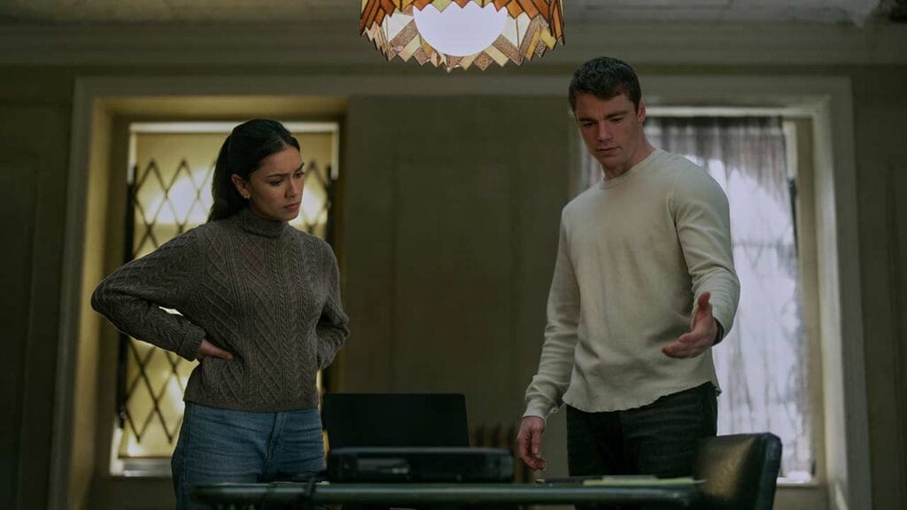 Luciane Buchanan como Rose y Gabriel Basso como Peter en El Agente Nocturno