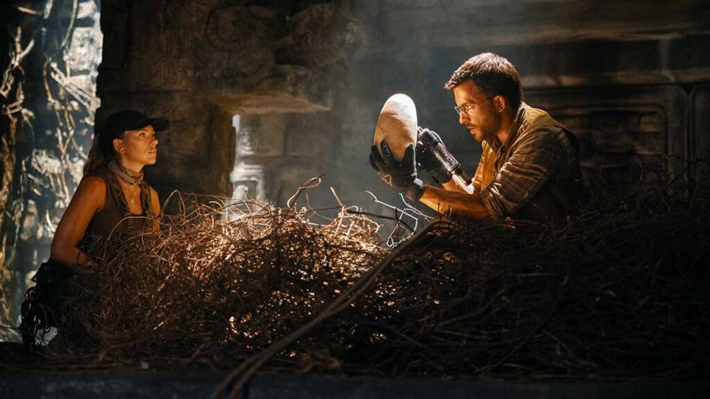 Scarlett Johansson y Jonathan Bailey en Jurassic World: El Renacer