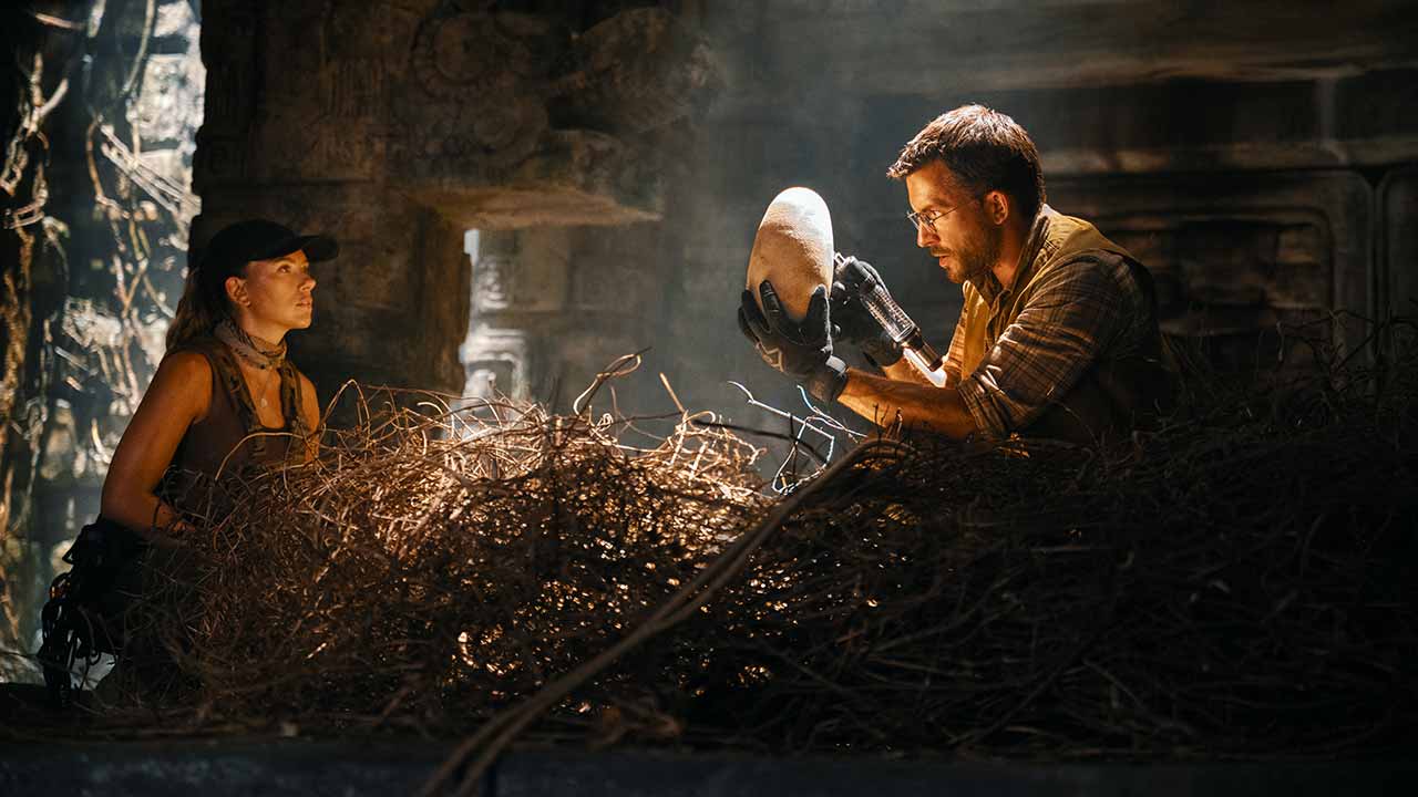 Scarlett Johansson y Jonathan Bailey en Jurassic World: El Renacer