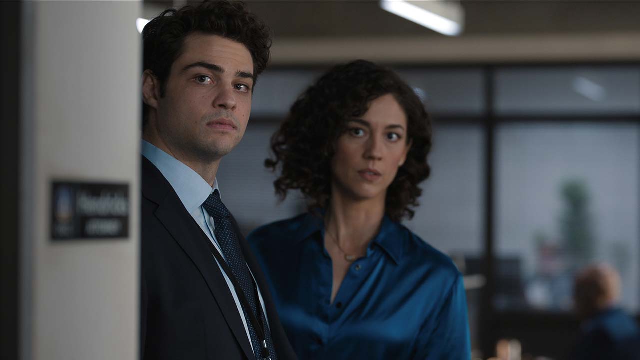 Noah Centineo y Kaylah Zander en El nuevo empleado