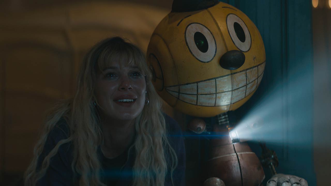Millie Bobby Brown como Michelle en Estado eléctrico