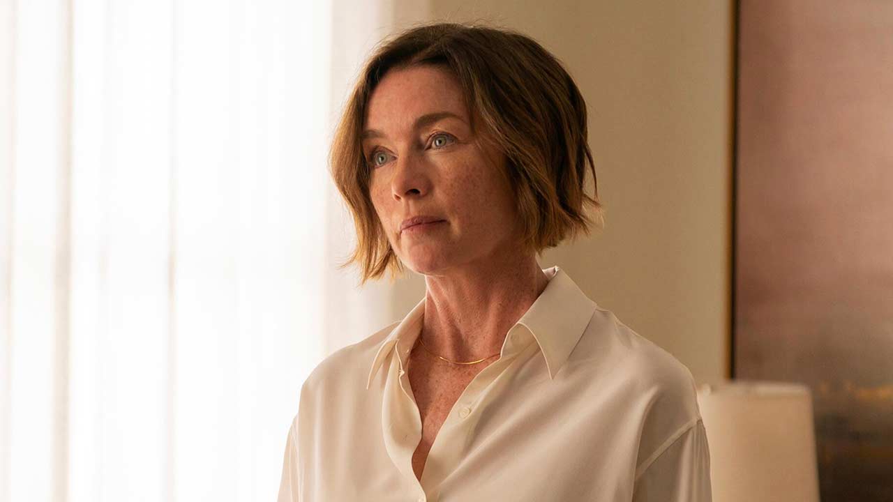 Julianne Nicholson como Sinatra en la temporada 1 de Paradise