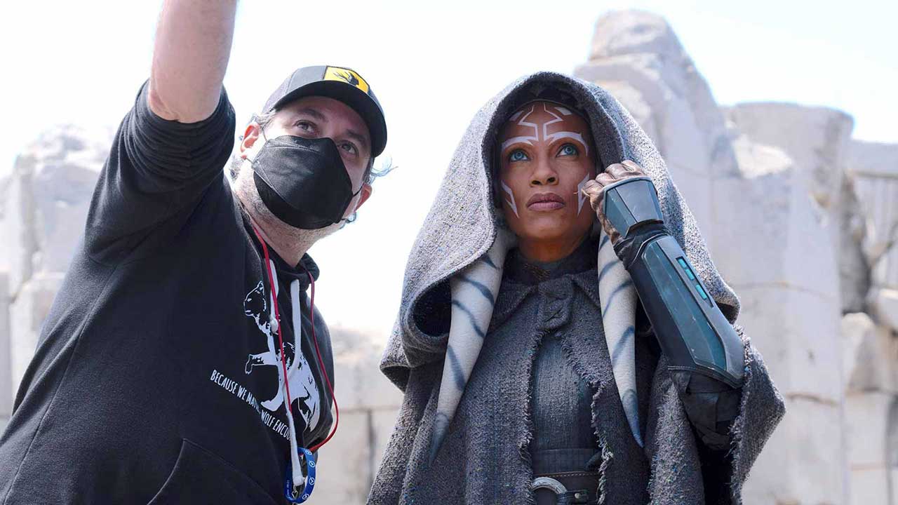 Dave Filoni y Rosario Dawson en el rodaje de Ahsoka