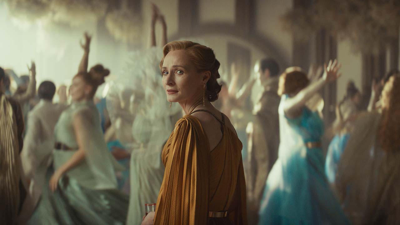 Genevieve O'Riley como Mon Mothma en Andor
