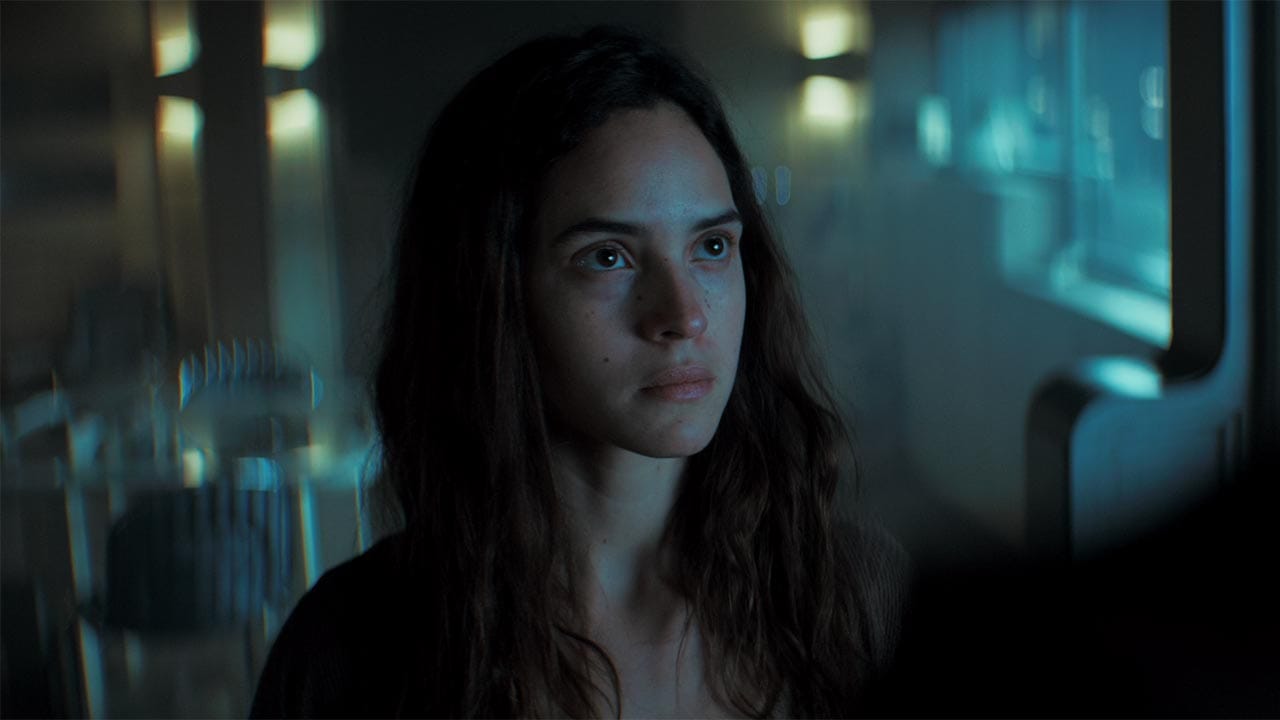 Adria Arjona como Bix Caleen en la temporada 2 de Andor