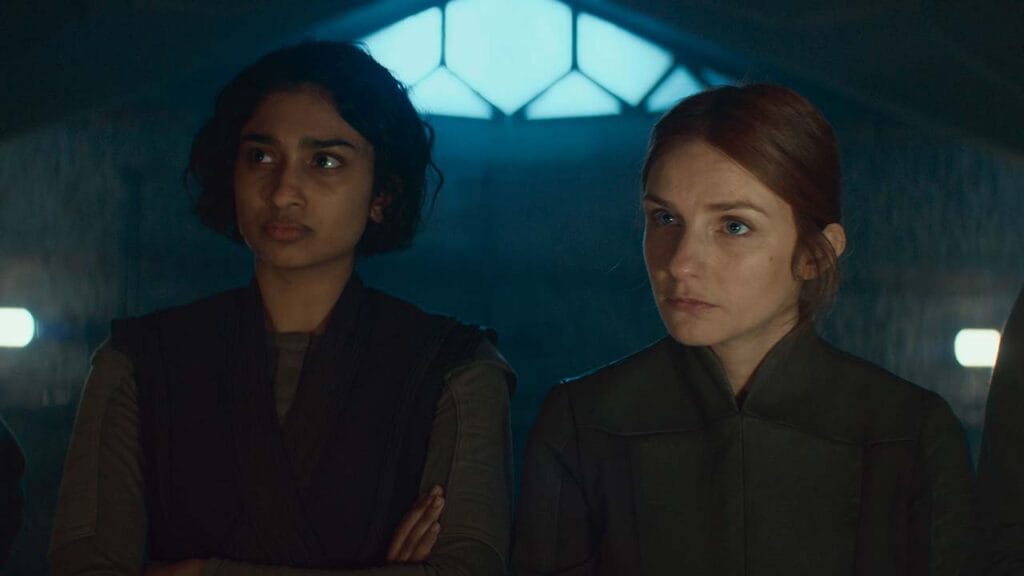 Varada Sethu como Sinta y Faye Marsay como Vel en Andor
