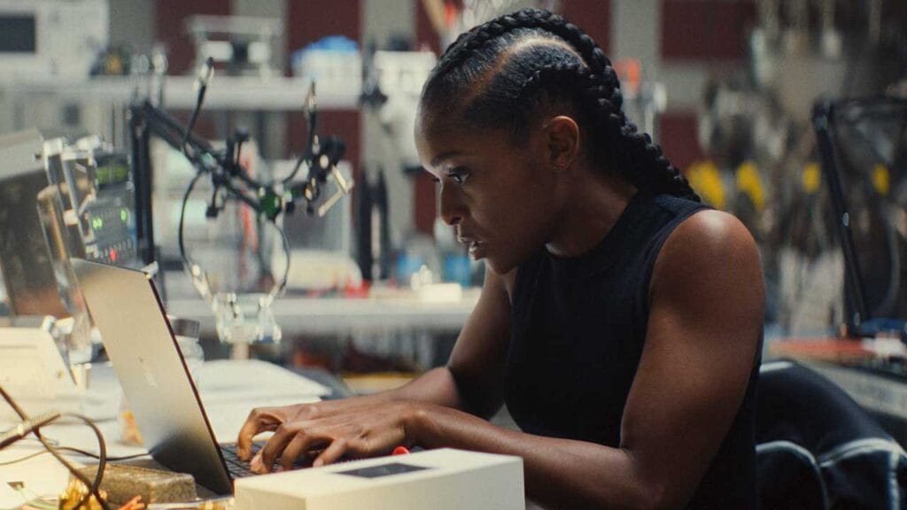 Dominique Thorne como Riri Williams en el episodio 1 de Ironheart