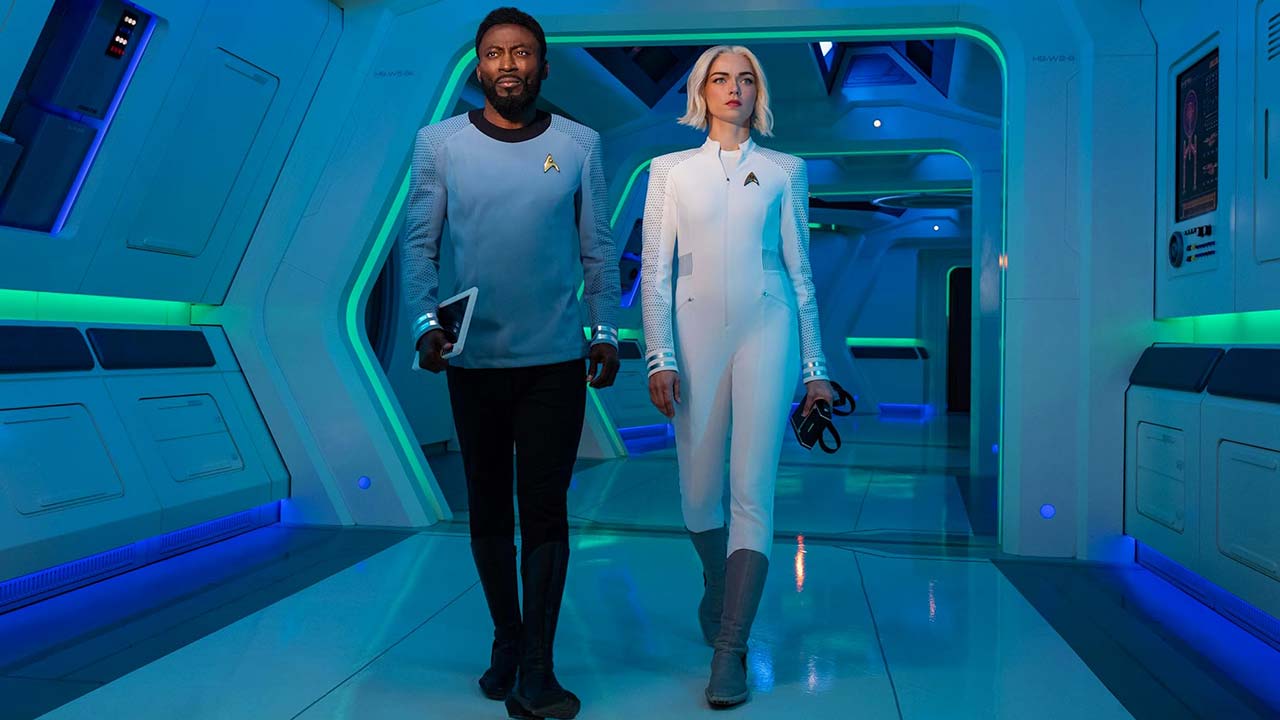 Babs Olusanmokun y Jess Bush en Star Trek: Strange New Worlds