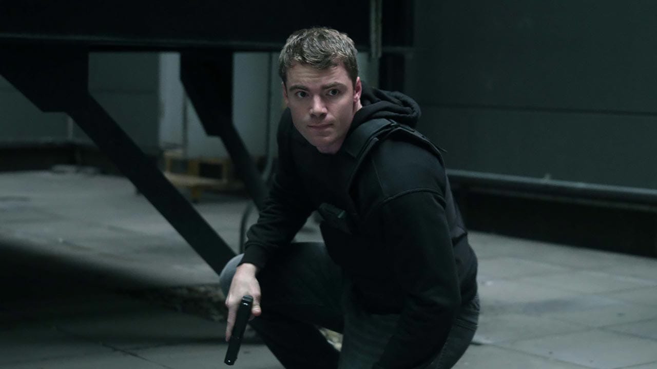 Gabriel Basso como Peter Sutherland en El Agente Nocturno