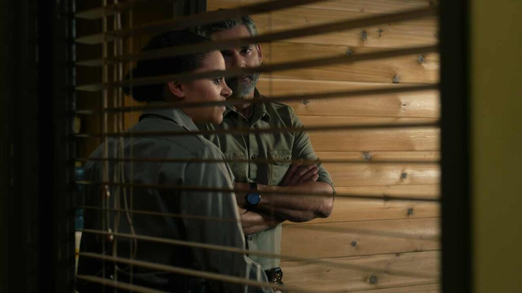 Lily Santiago como Naya Vasquez y Eric Bana como Kyle Turner en Indomable