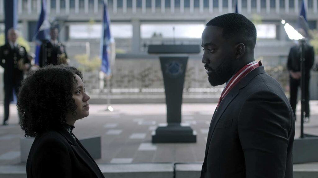 India Borwn como Jamila y Shamier Anderson como Trevante en la temporada 3 de Invasión