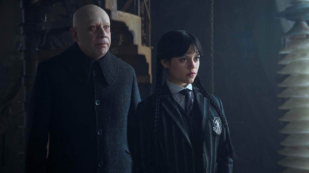 Fred Armisen como Fétido y Jenna Ortega como Miércoles en el episodio 4 de Miércoles