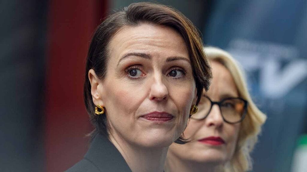 Suranne Jones como Abigail y Julie Delphi como  Vivienne en el episodio 2 de Rehén