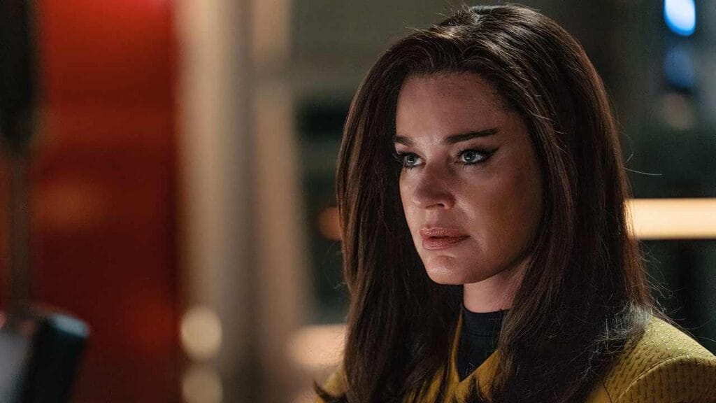 Rebecca Romijn como Una en el episodio 1 de Star Trek: Strange New Worlds