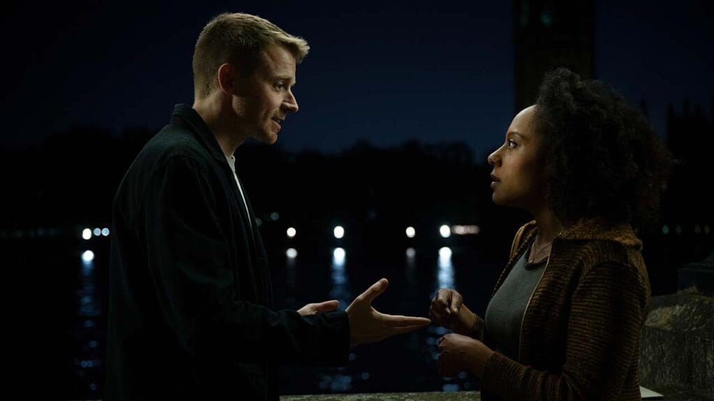 Jack Lowden como River y Rosalind Eleazar como Louisa en Slow Horses