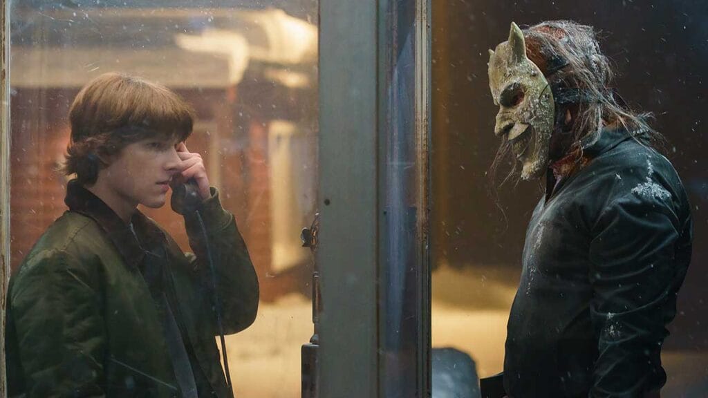 Mason Thames y Ethan Hawke en Black Phone 2