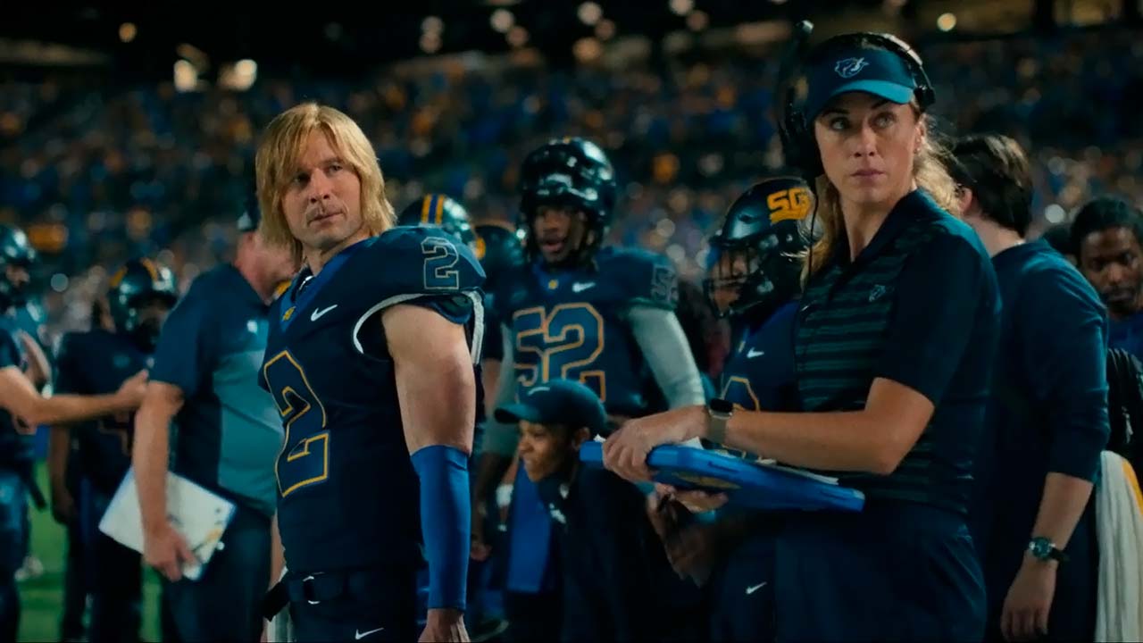 Glen Powell y Perry Mattfeld en Chad Powers