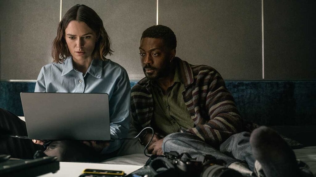 Keira Knightley y David Ajala en La mujer del camarote 10