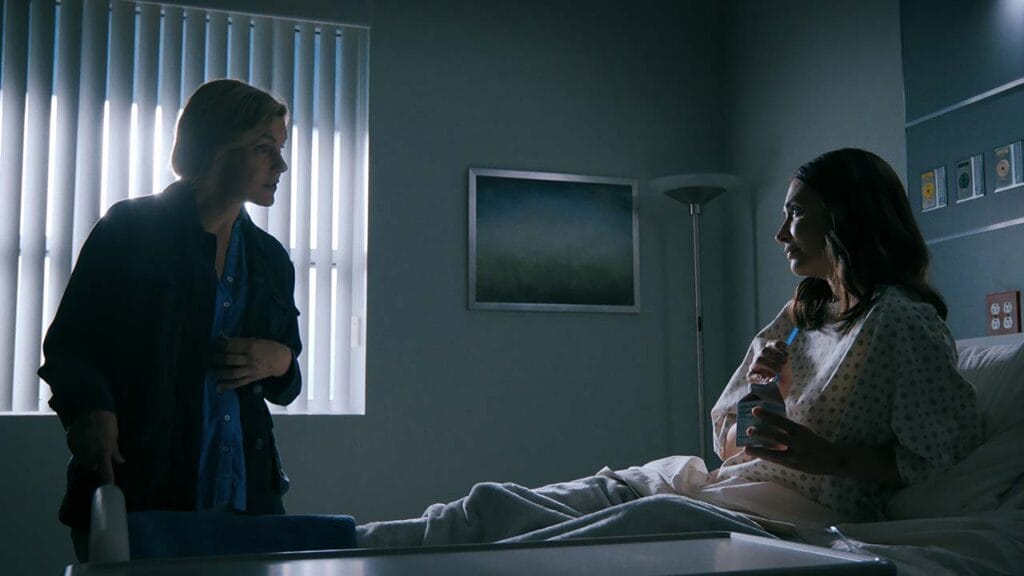 Rhea Seehorn como Carol y Karolina Wydra como Zosia en Pluribus