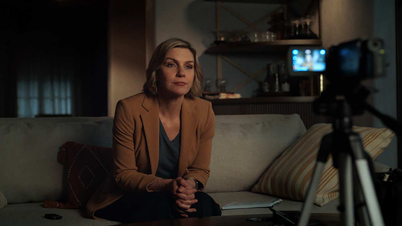 Carol se queda sola en el episodio 5 de Pluribus