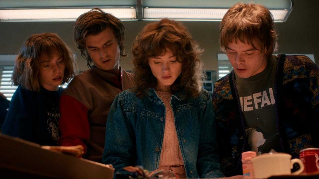 Steve y Jonathan intentan conquistar a Nancy en el episodio 1 de la temporada 5 de Stranger Things