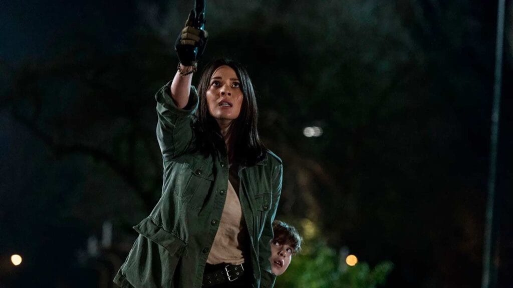 Olivia Munn y Jacob Tremblay en The Predator