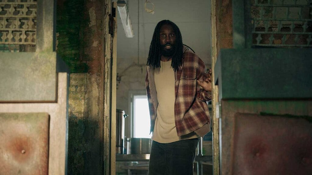 Nathan Stewart-Jarret como Downey en el episodio 7 de El misterio de Cemetery Road