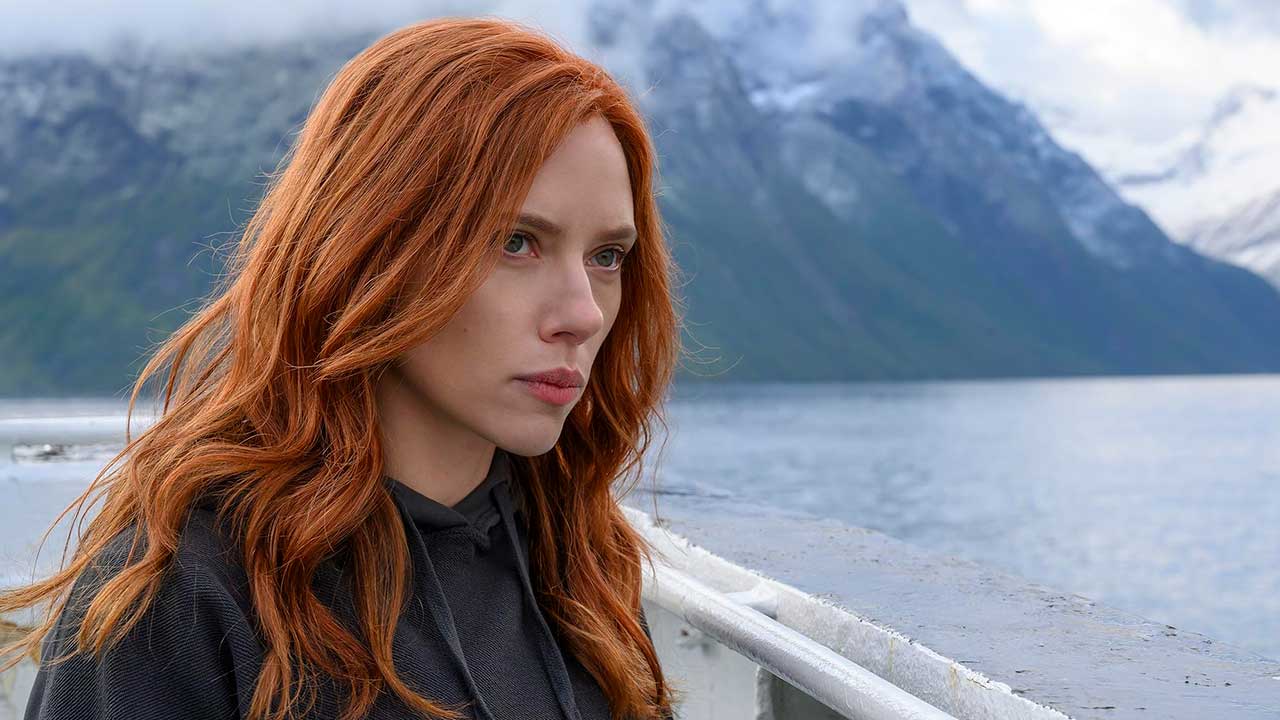 Scarlett Johansson como Natasha Romanoff en Viuda Negra (2021)