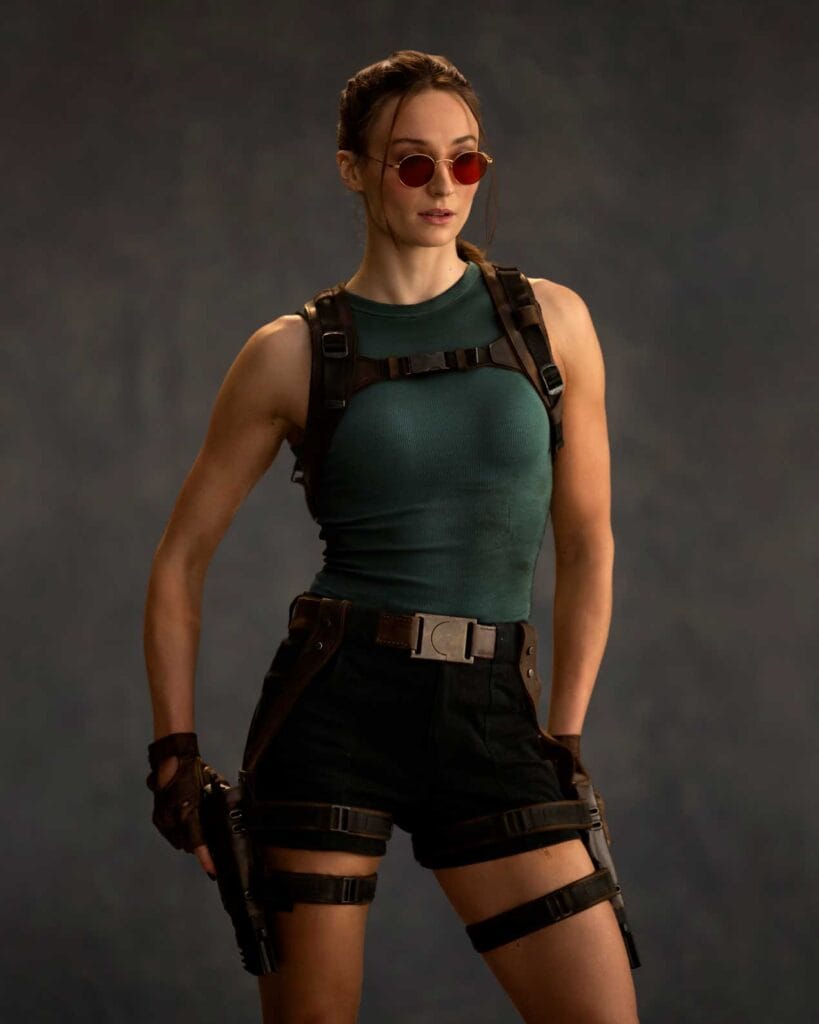 Sophie Turner caracterizada como Lara Croft
