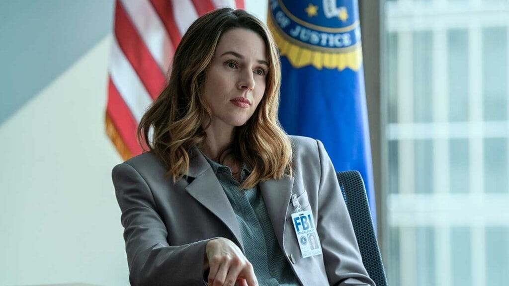 Alona Tal como Kayla Craig en el episodio 1 de la temporada 2 de Cross