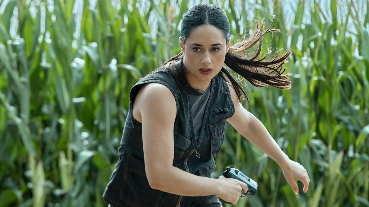 Jeanine Mason como Luz en el episodio 8 de la temporada 2 de Cross