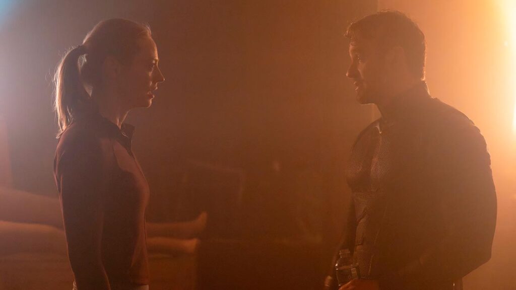 Deborah Ann Woll como Karen Page y Charlie Cox xomo Matt Murdock en Daredevil: Born Again