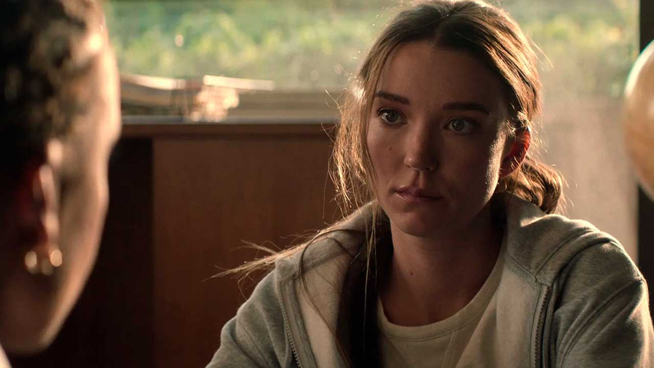 Nicole Brydon Bloom como Jane en el episodio 6 de la temporada 2 de Paradise