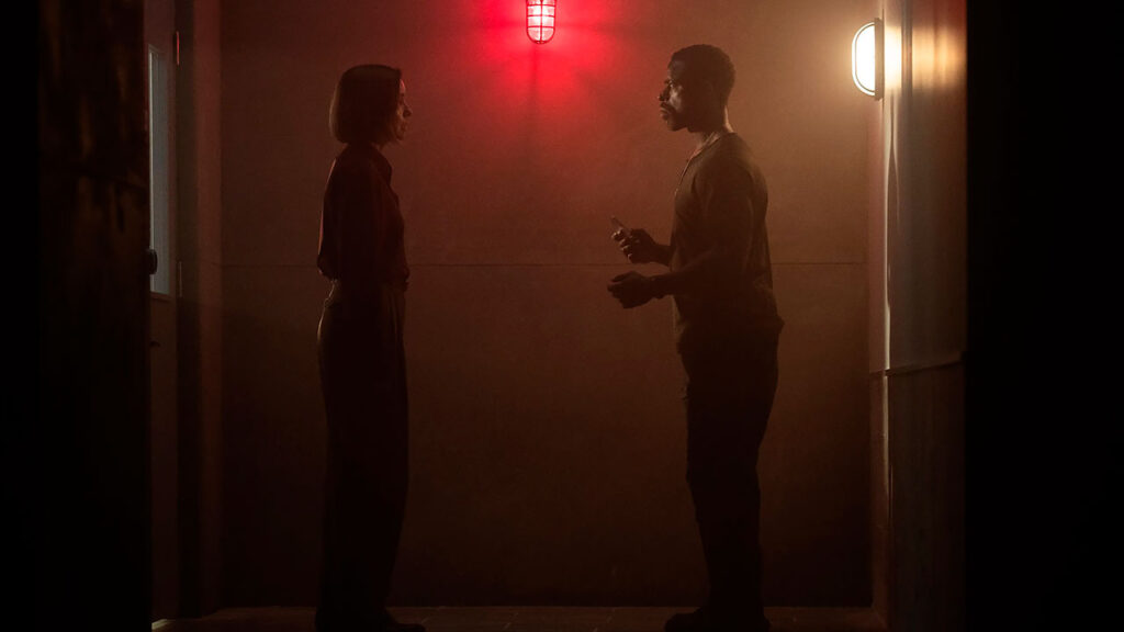 Julianne Nicholson y Sterling K. Brown en el episodio 8 de la temporada 2 de Paradise