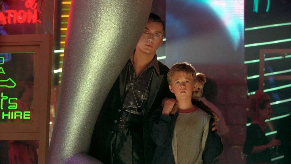 Jude Law y Haley Joel Osment y en A.I. Inteligencia Artificial