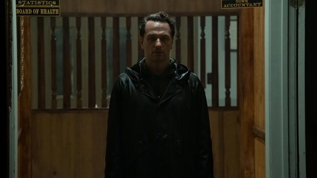 Matthew Rhys volverá como Tom Loftis en la temporada 2 de La maldición de Widow's Bay