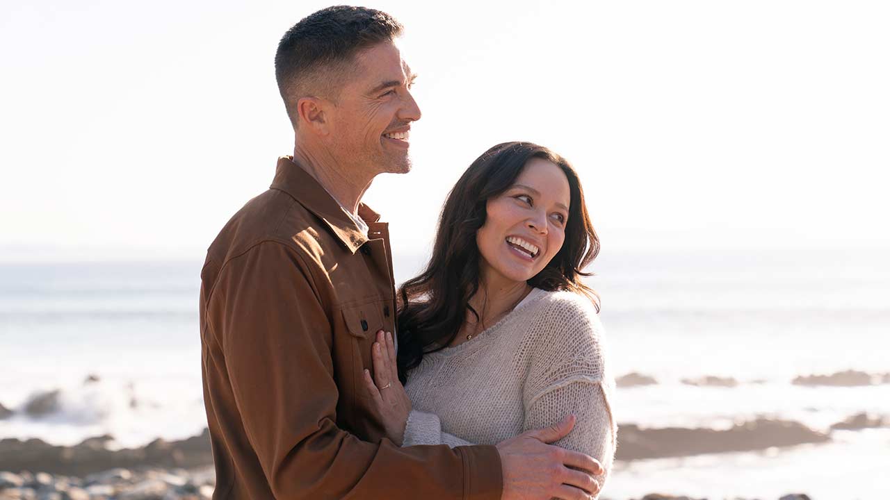 Eric Winter como Tim y Melissa O'Neil como Lucy el episodio 8x18 de The Rookie