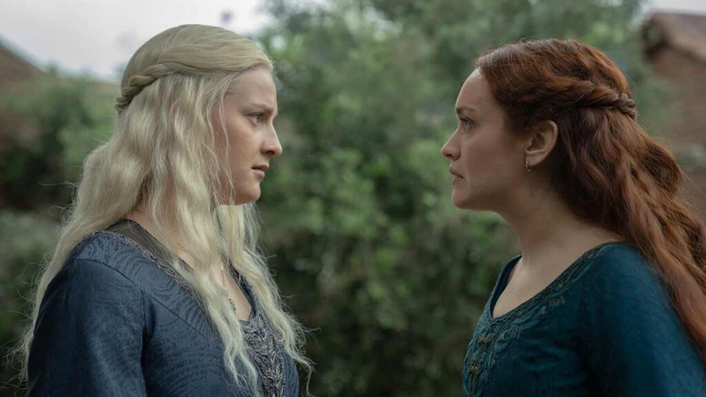 Phia Saban como Helaena y Olivia Cooke como Alicent en el episodio 3x05 de La Casa del Dragón