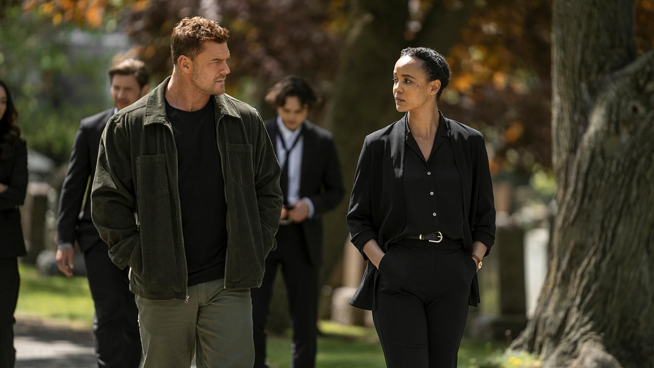 Alan Ritchson como Jack Reacher y Maria Sten como Frances Neagley en Neagley