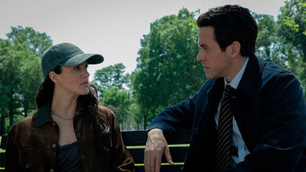 Jessica Brown Findlay como Charlotte y Ashley Zukerman como Daniel en el episodio 3x01 de Silo