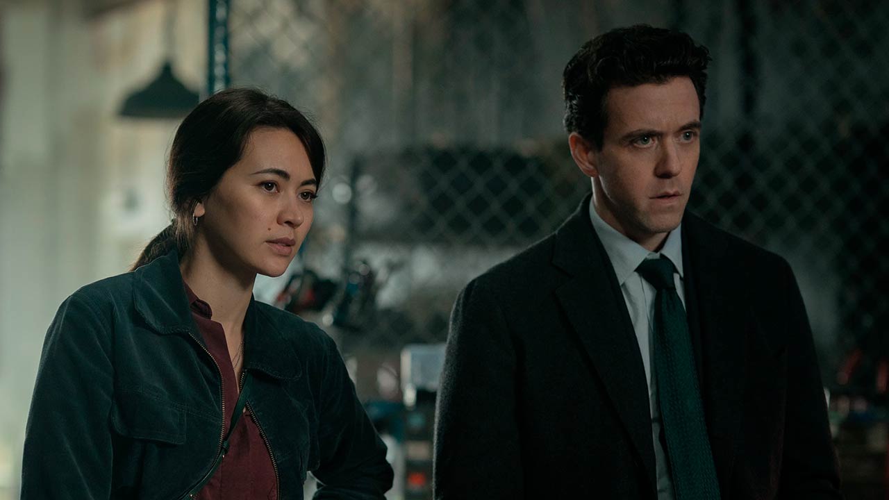 Jessica Henwick como Helen y Ashley Zuckerman como Daniel en el episodio 3 de la temporada 3 de Silo