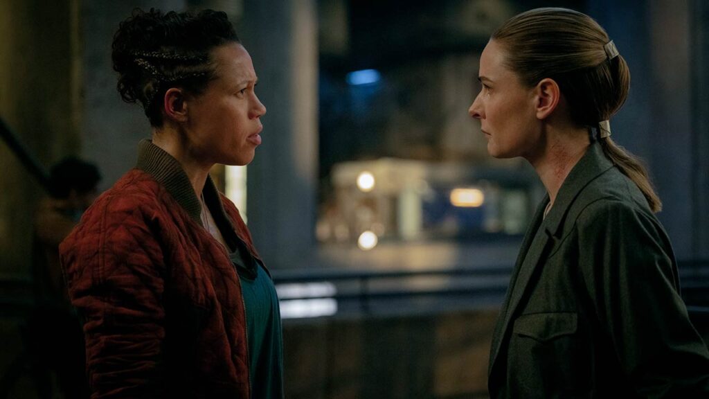 Remmie Milner como Shirley y Rebecca Ferguson como Juliette en el episodio 3 de la temporada 3 de Silo
