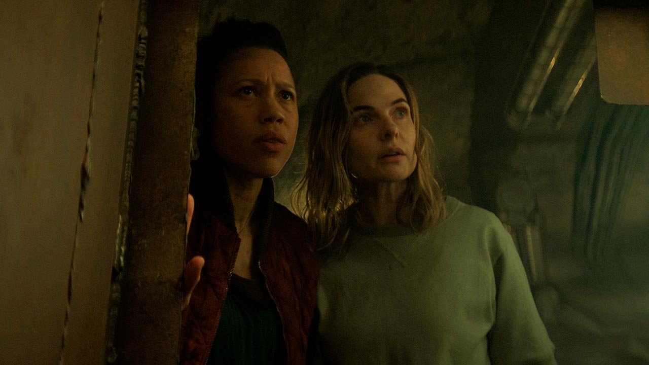 Remmie Milner como Shirley y Rebecca Ferguson como Juliette en Silo 3x04