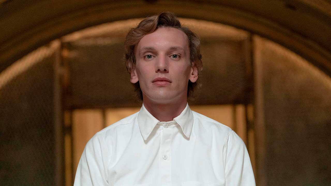 Jamie Campbell Bower es Celeborn en Los Anillos de Poder