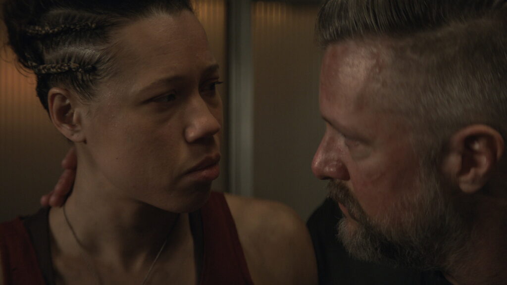 Remmie Miller como Shirley y Shane McRae como Knox en Silo 3x06