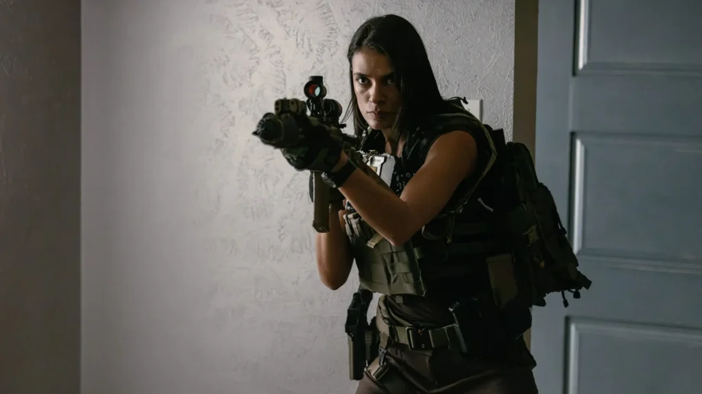 Laysla de Oliveira como Cruz en el episodio 2 de la temporada 3 de Lioness