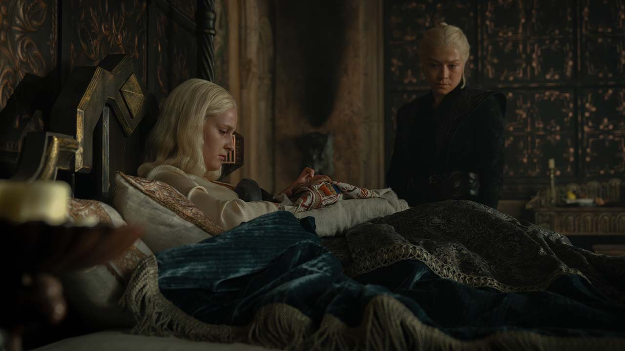 Phia Saban como Helaena y Emma D'Arcy como Rhaenyra en el episodio 3x07 de La Casa del Dragón