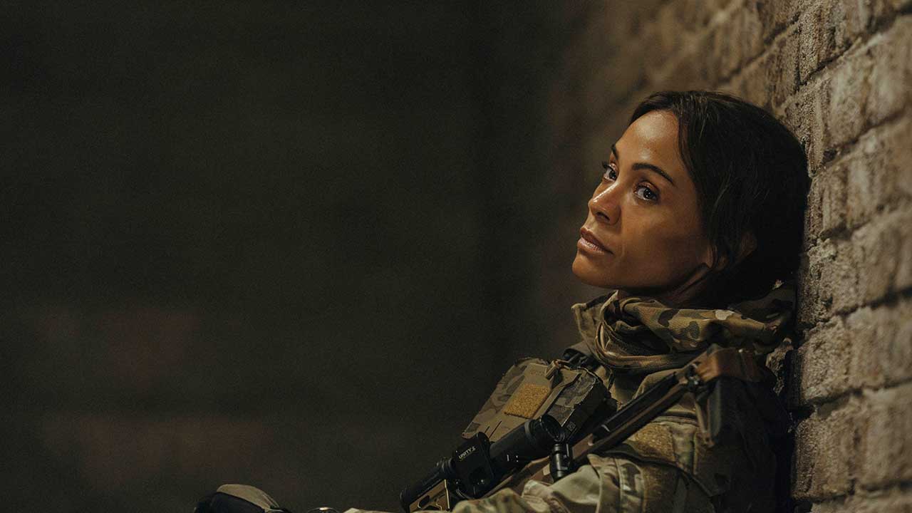 Zoe Saldaña como Joe en el episodio 1 de la temporada 3 de Lioness