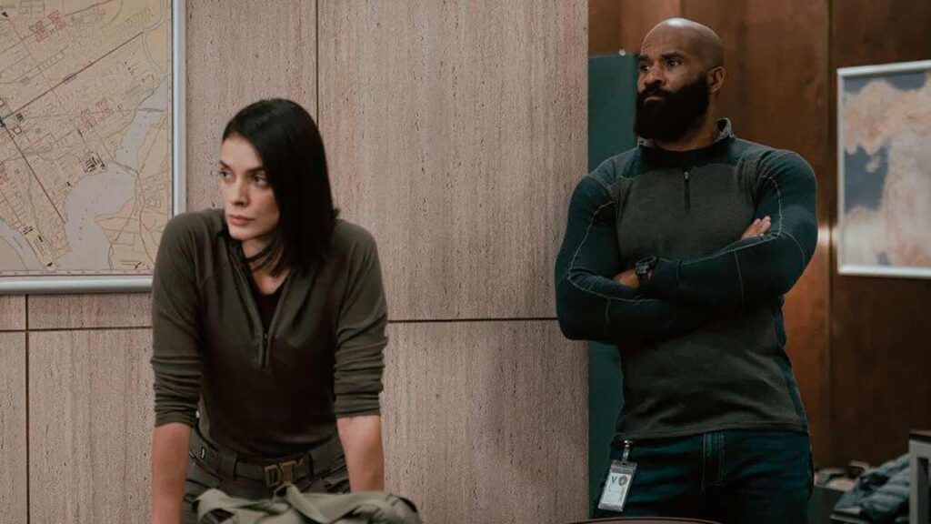 Laysla de Oliveira como Cruz y LaMonica Garrett como Tucker en Liones 3x04
